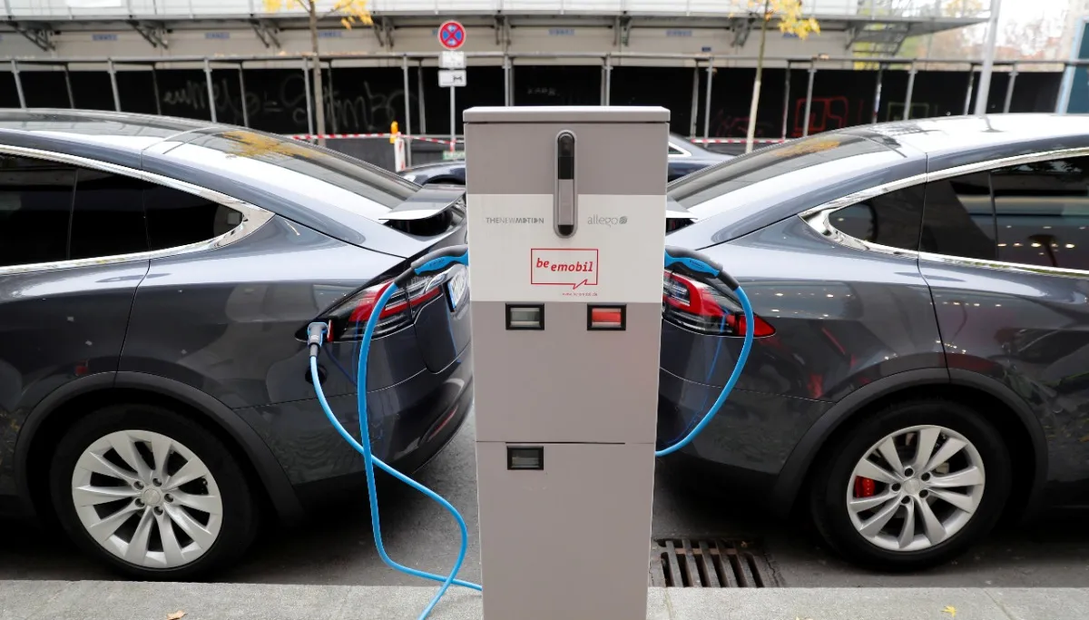 Governo reduz imposto de 35% sobre carros elétricos e isenta veículos desmontados por seis meses
