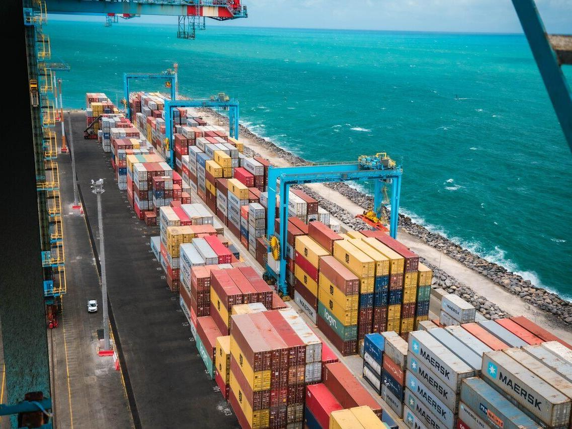 Tarifa de 50% dos Estados Unidos paralisa negociações e 20 contêineres são retidos no Nordeste