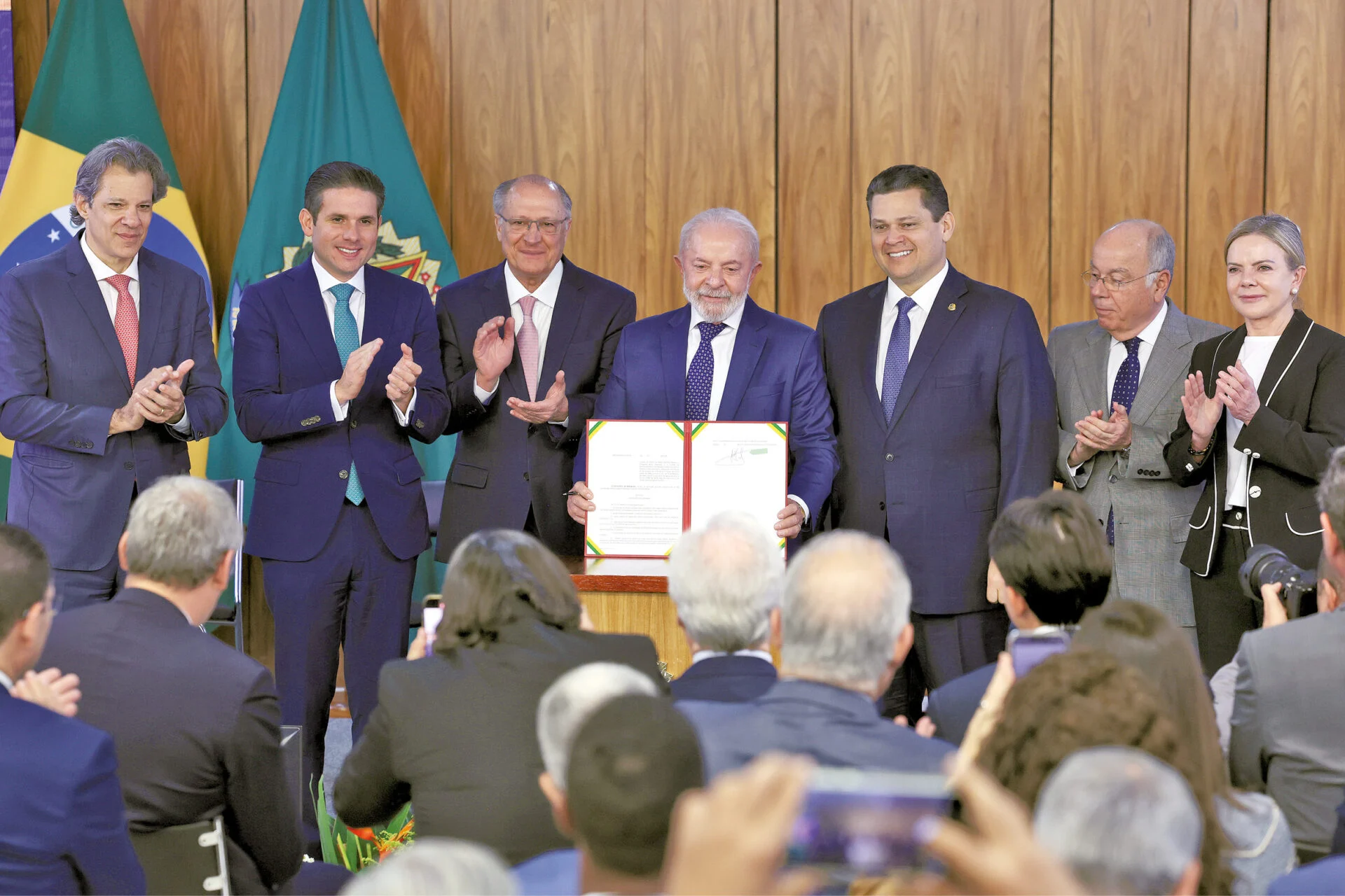 Governo apresenta ações de apoio a empresas afetadas por tarifas impostas por Trump