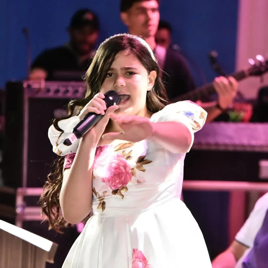 Garota nordestino de 11 anos compete por vaga na final de concurso nacional de covers
