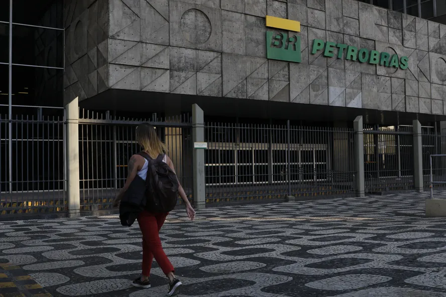 Petrobras deve manter dividendos regulares e não distribuir valores extraordinários em 2023