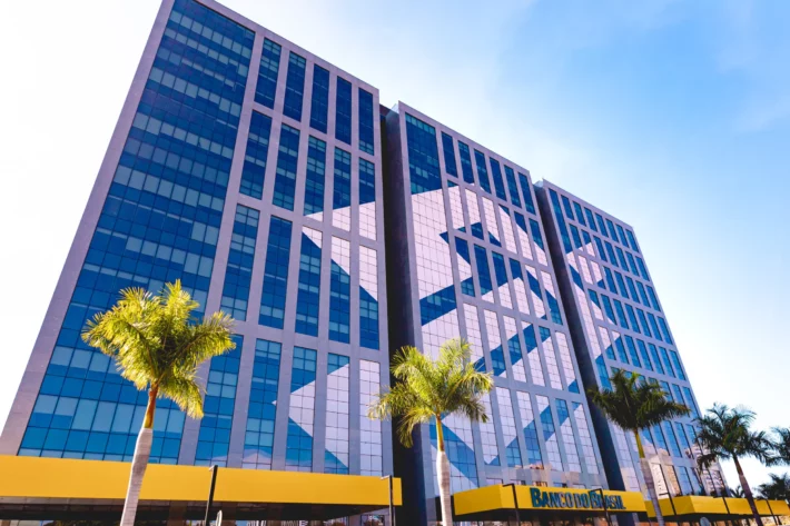 Resultados decepcionantes do Banco do Brasil: ROE de 8%, revisão das expectativas e redução de dividendos
