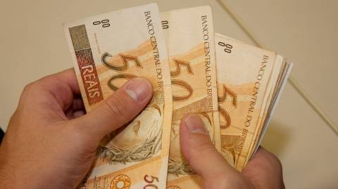 Pesquisa revela que 50% dos brasileiros não conseguem finalizar o mês com o salário integral