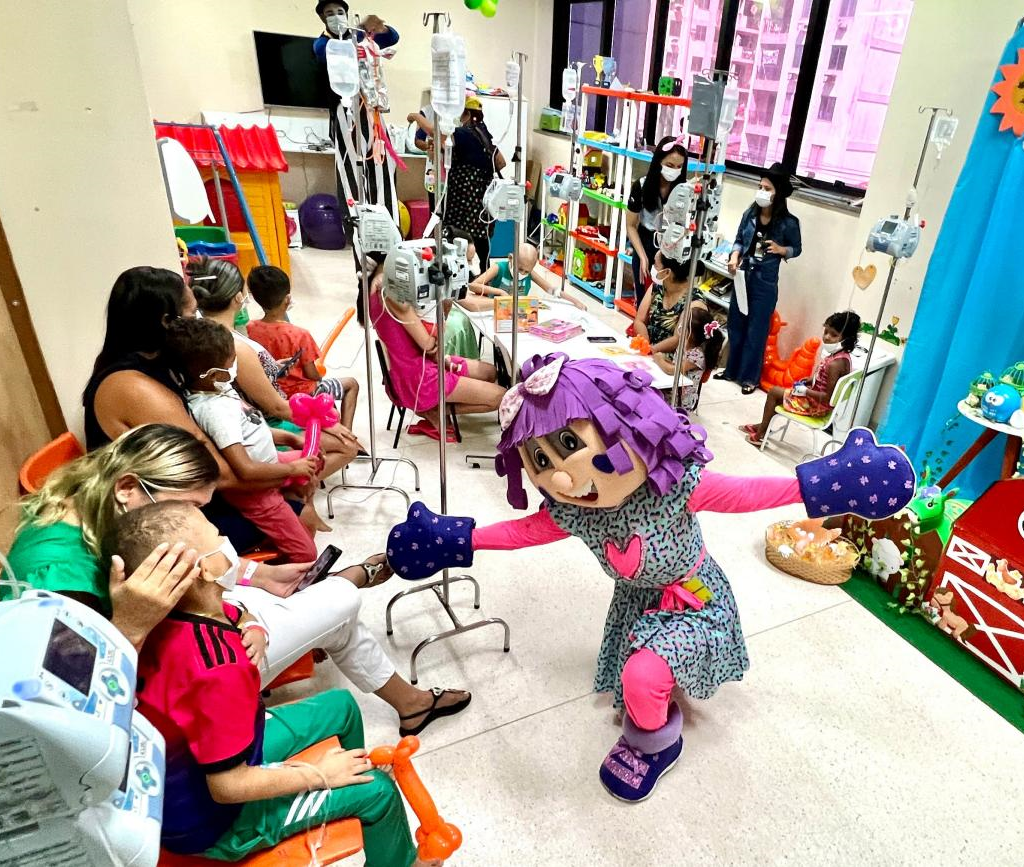 Robô infantil proporciona suporte emocional a pacientes hospitalizados