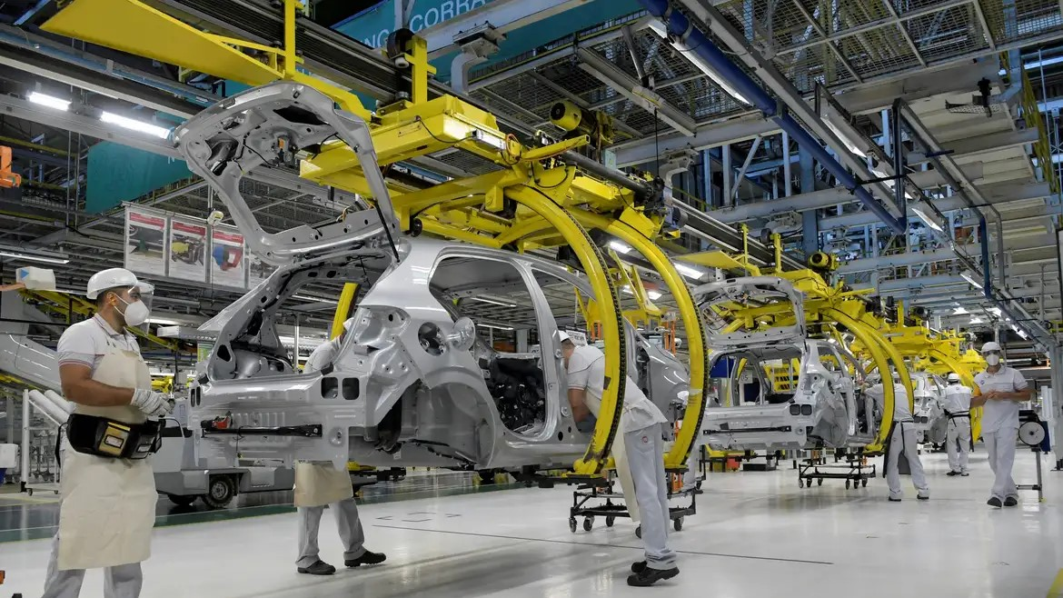 Produção industrial cai 0,2% em julho devido aos impactos da alta dos juros