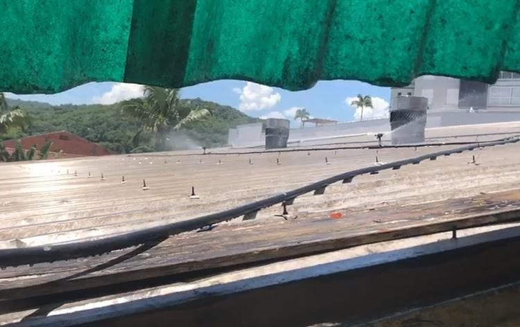 Autônomo implementa sistema de irrigação no telhado para enfrentar calor intenso no Nordeste