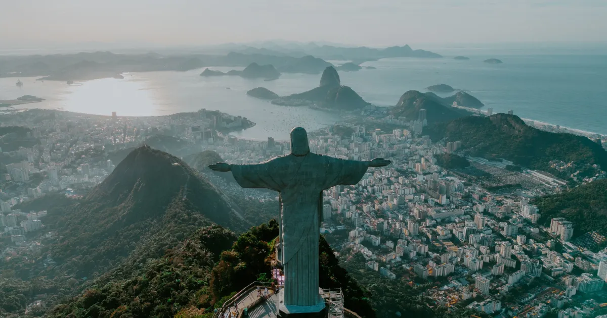 Estudo revela que 94% dos turistas internacionais ficaram satisfeitos com a visita ao Brasil em 2025