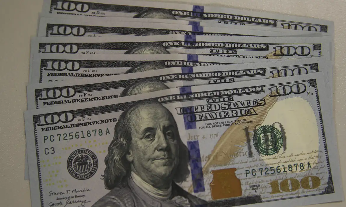 Dólar cai após diálogo entre Lula e Trump; Ibovespa encerra o dia em leve baixa
