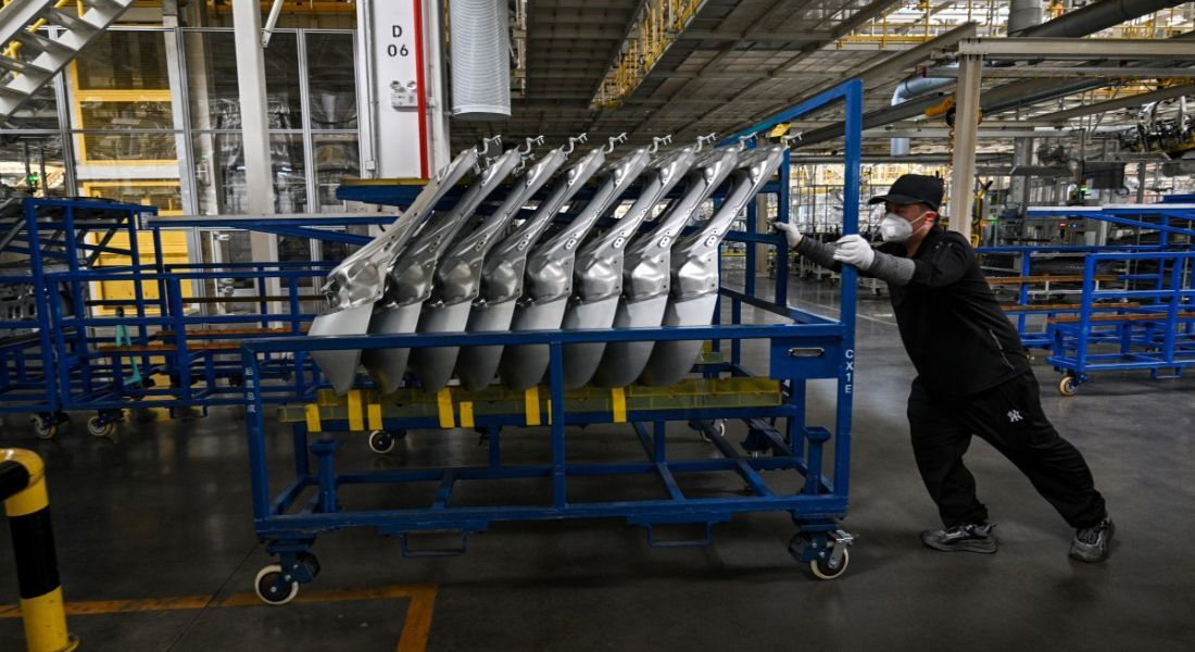 Indústria brasileira registra queda de 5,3% no faturamento em agosto, enquanto emprego permanece estagnado, revela CNI