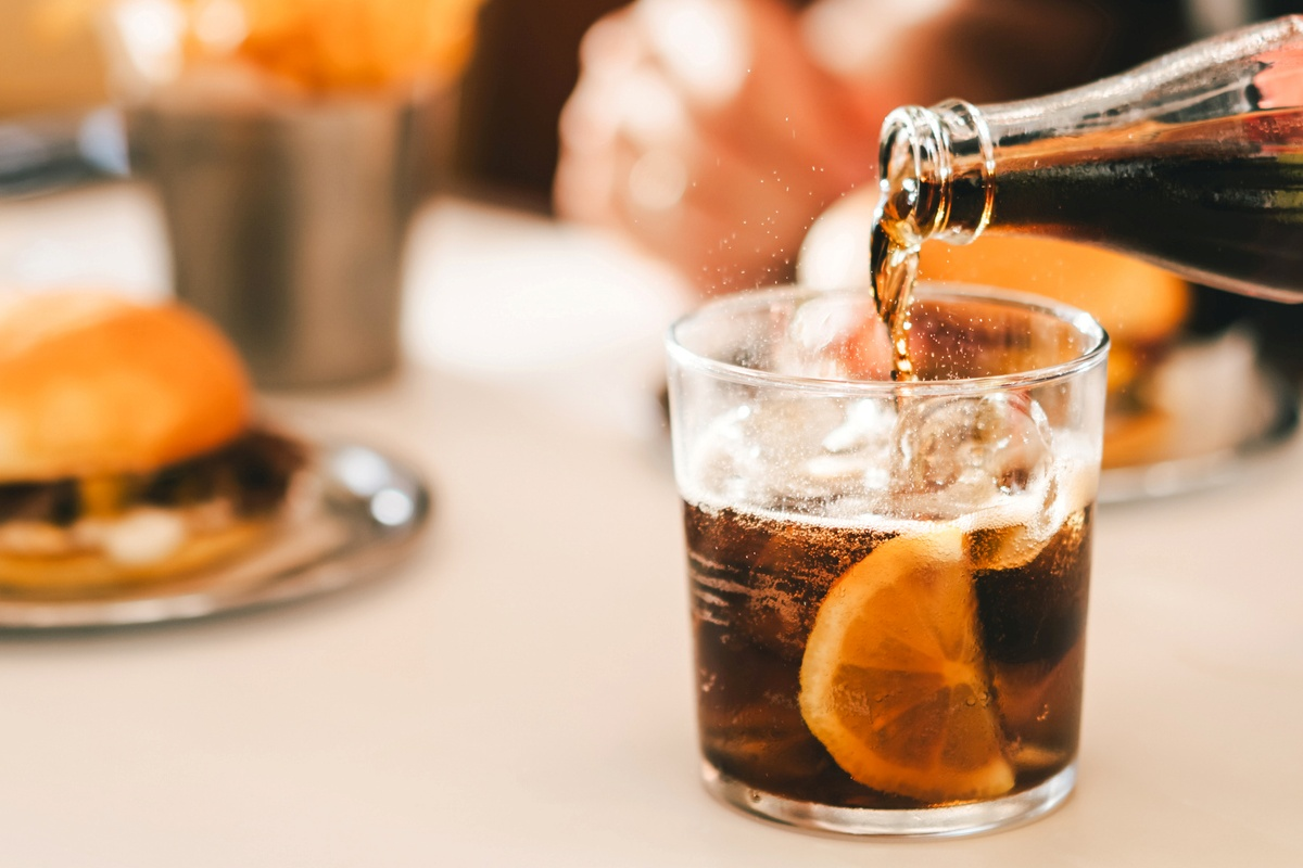 Estudo revela que bebidas dietéticas podem aumentar risco de gordura no fígado em comparação às versões adoçadas com açúcar