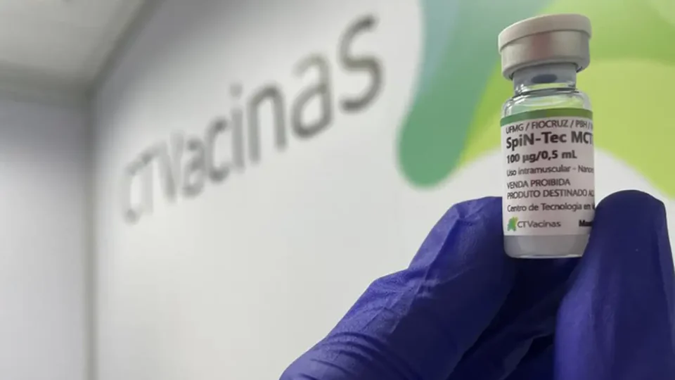 Vacina brasileira contra covid-19 deve ser disponibilizada no SUS até o primeiro semestre de 2026