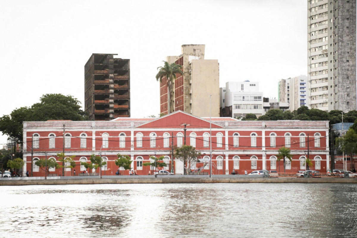 Escola mais antiga do Brasil completa 200 anos e revela histórias de bilhetes secretos e ex-alunos famosos como Clarice Lispector e Ariano Suassuna