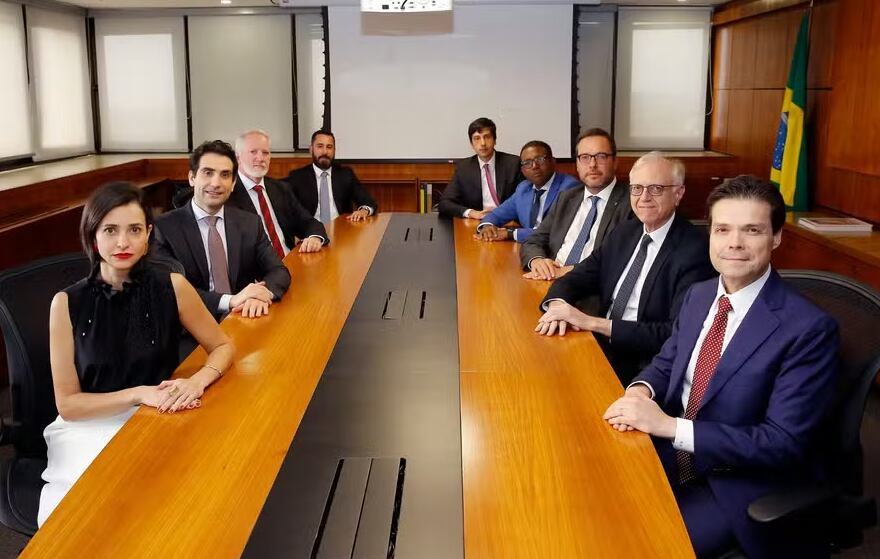 Mercado financeiro estima Selic estável em 15% até 2026, com cortes programados para início do ano