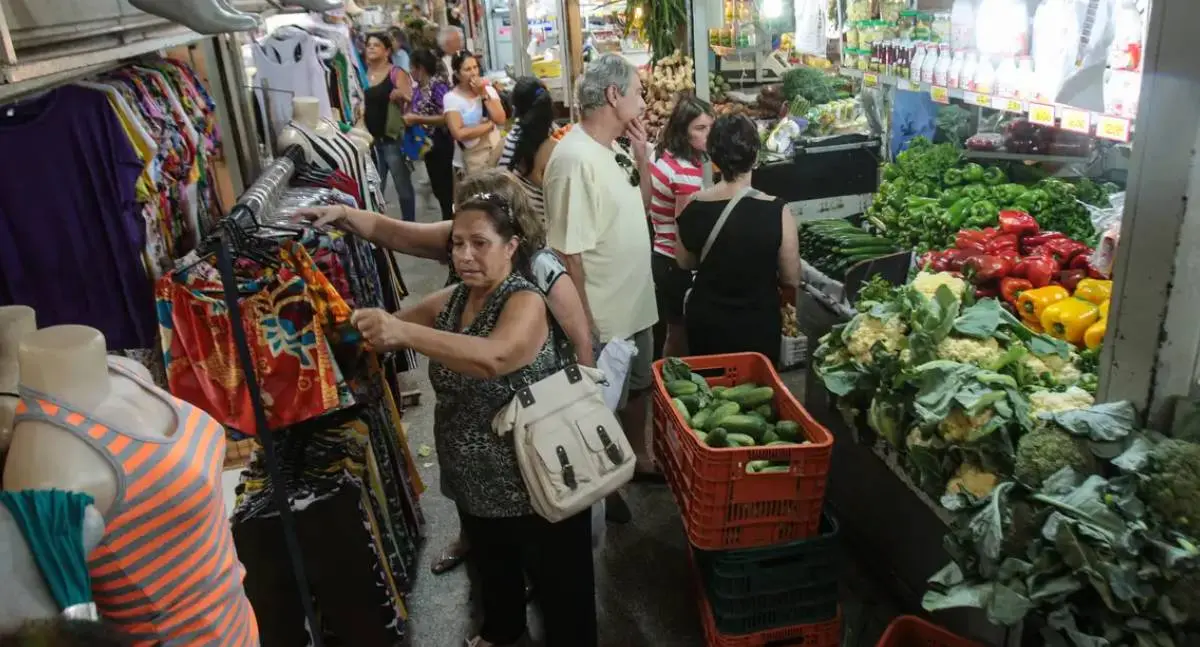INPC apresenta queda para 0,03% em outubro e acumula alta de 4,49% em 12 meses