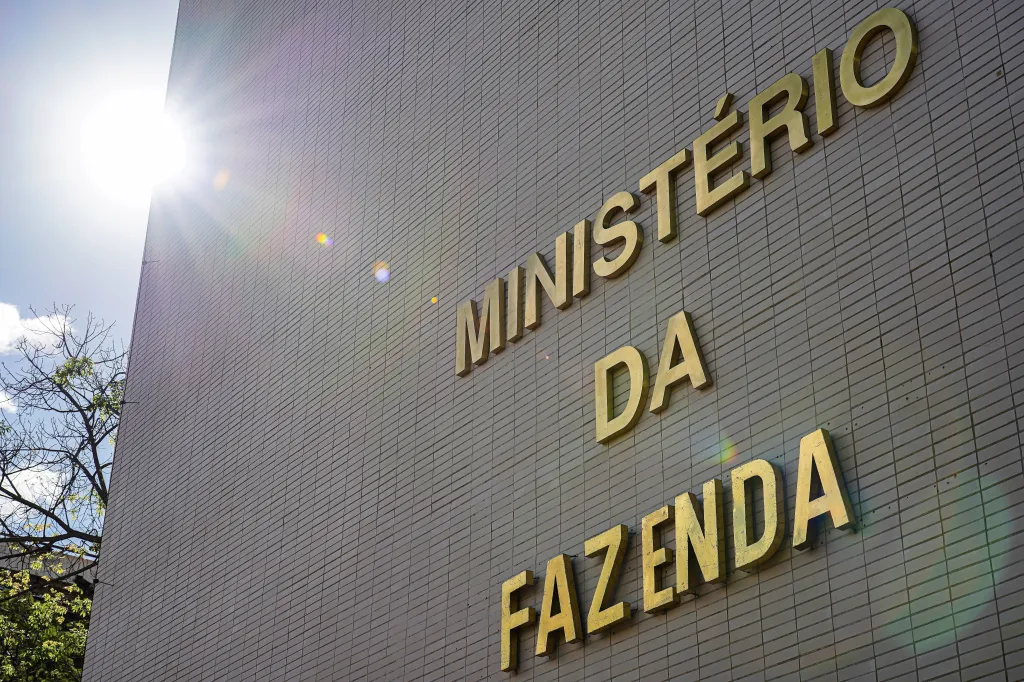 Fazenda revisa para 2,2% a previsão de crescimento do PIB em 2025