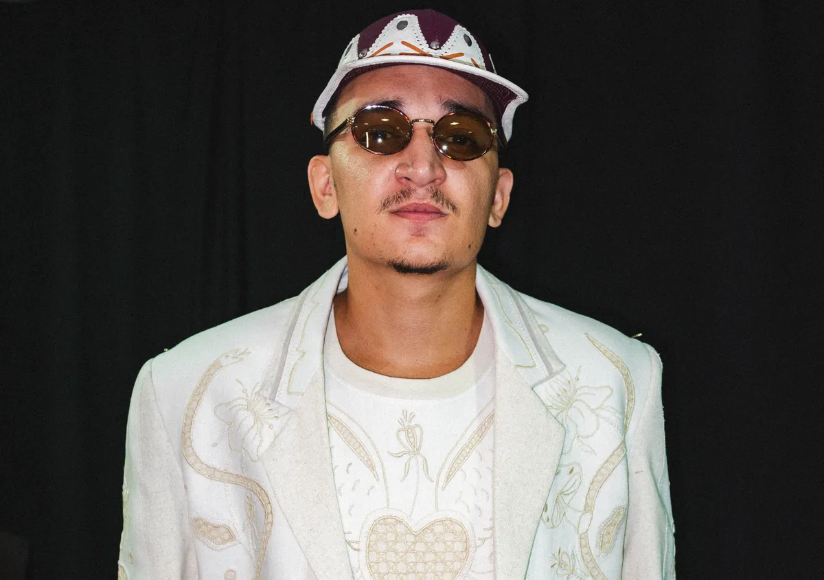 João Gomes, vencedor do Grammy, presta homenagem ao Nordeste com traje confeccionado por bordadeiras do Rio Grande do Norte