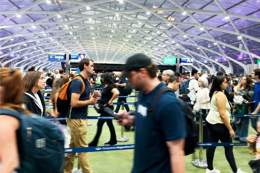 Dólar em queda atrai argentinos ao Brasil e aumenta déficit no turismo argentino