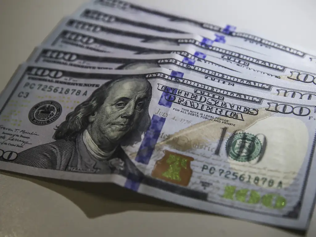 Dólar registra queda superior a 1% no Brasil com foco em dados de emprego e expectativa pela ata do Fed