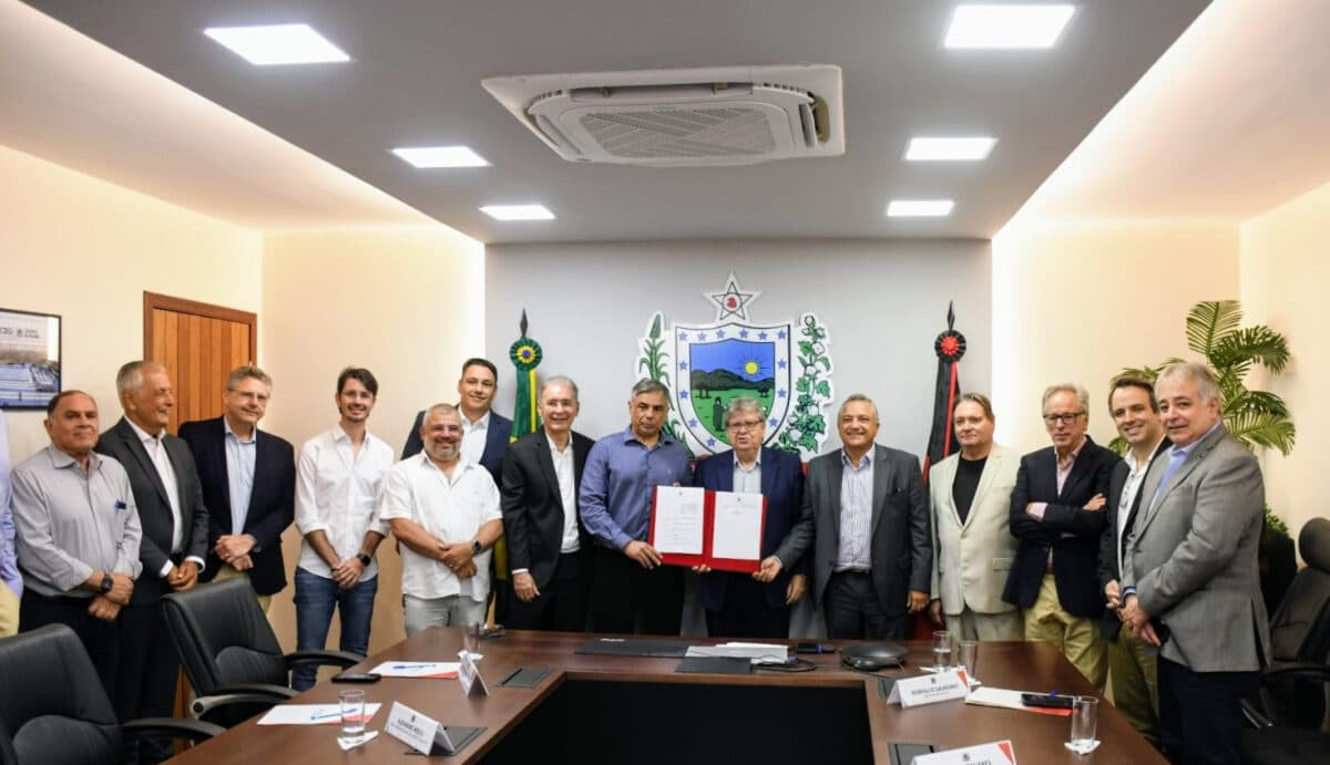 Governador no Nordeste assina decreto que permite venda direta de álcool das usinas para postos, prometendo redução de preços