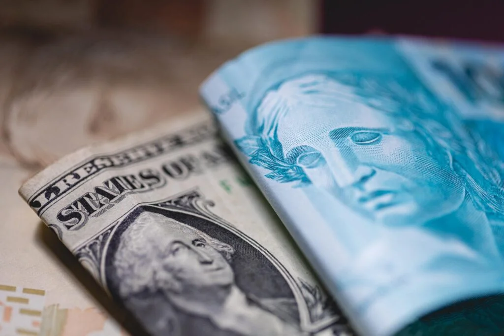 Mercado discute cortes de juros com bancos centrais do Brasil e dos EUA