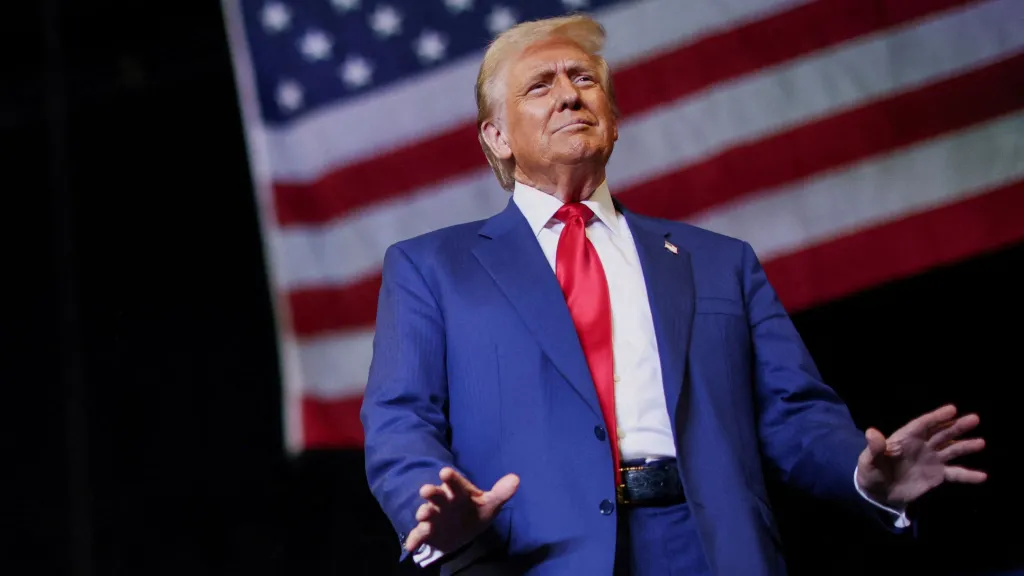 Jakurski critica Trump por ultrapassar limites, impactando o dólar e inflacionando economias emergentes