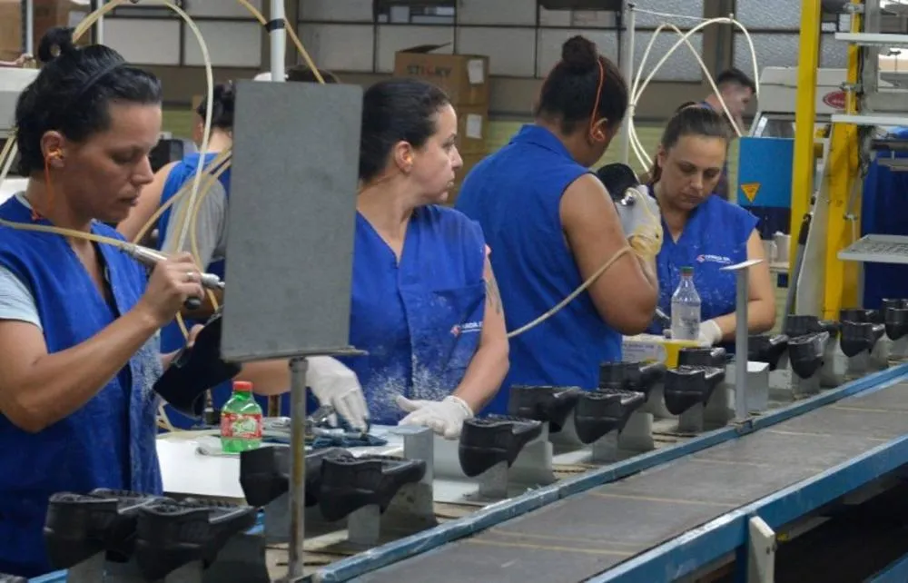 Setor de serviços registra aumento na confiança em janeiro, alcançando o maior patamar em oito meses, segundo FGV