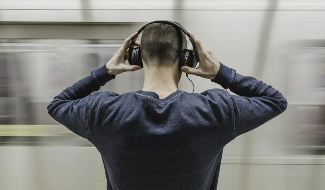 OMS alerta sobre riscos do uso excessivo de fones de ouvido para audição e concentração