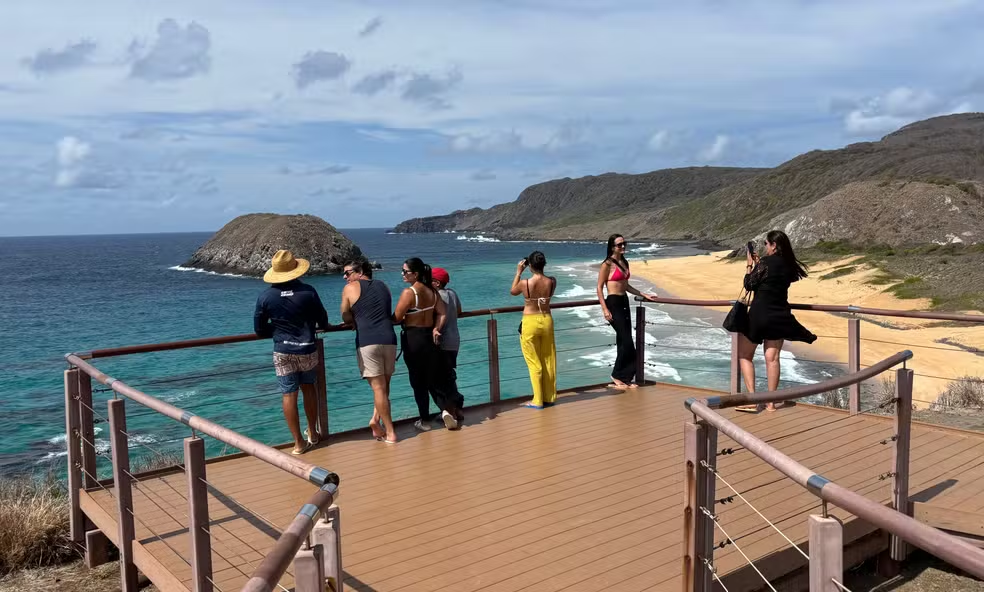 Fernando de Noronha registra recorde de 139 mil visitantes em 2025, superando limite anual
