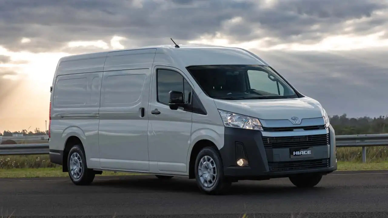 Toyota apresenta Hiace Furgão no Brasil com preço de R$ 304.990 focando no segmento de vans de carga