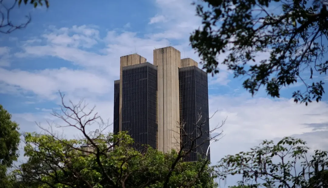 Boletim Focus prevê inflação abaixo de 4% para 2026 e Selic estável em 12,25%