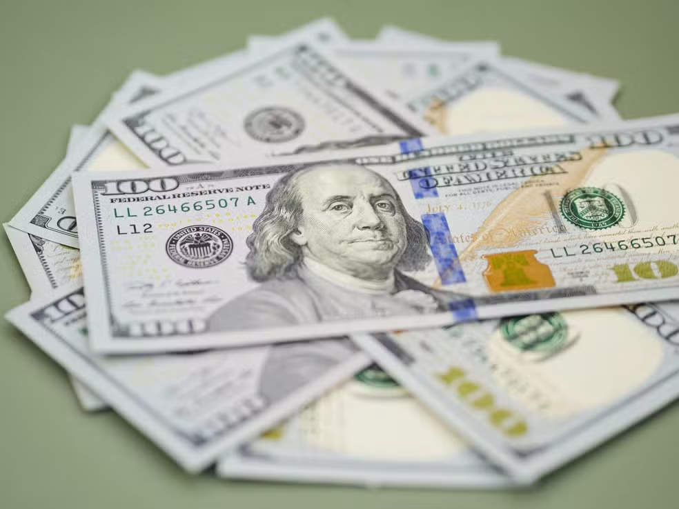 Dólar atinge menor cotação em quase dois anos após mudanças nas tarifas dos EUA