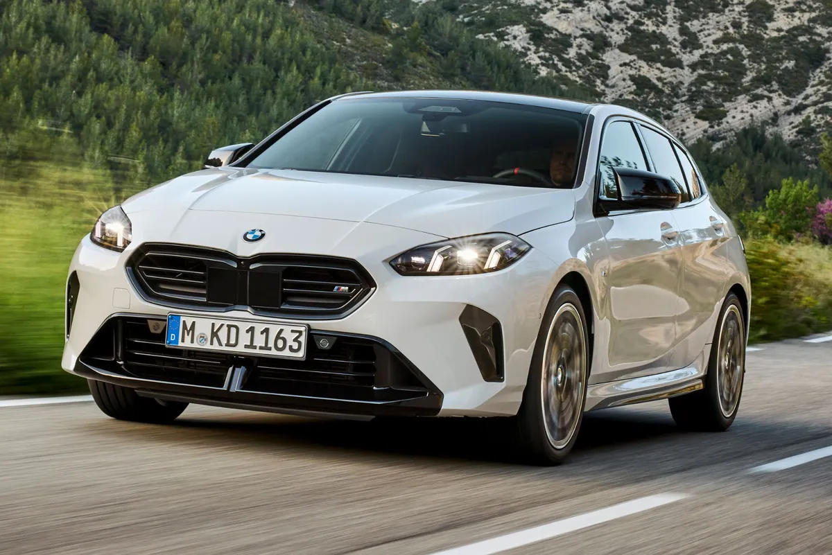 BMW apresenta o novo M135 2026 por R$ 459.950 e compete no segmento de hot-hatches