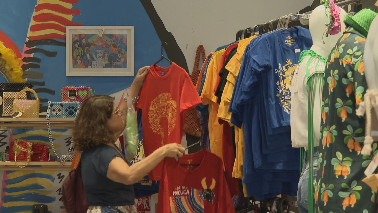Blocos de carnaval utilizam camisas com estampas criativas para atrair foliões