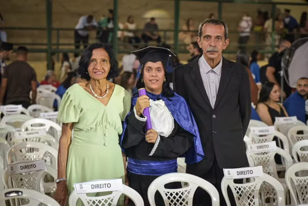 Primeira estudante com síndrome de Down se forma em universidade do Cariri aos 33 anos