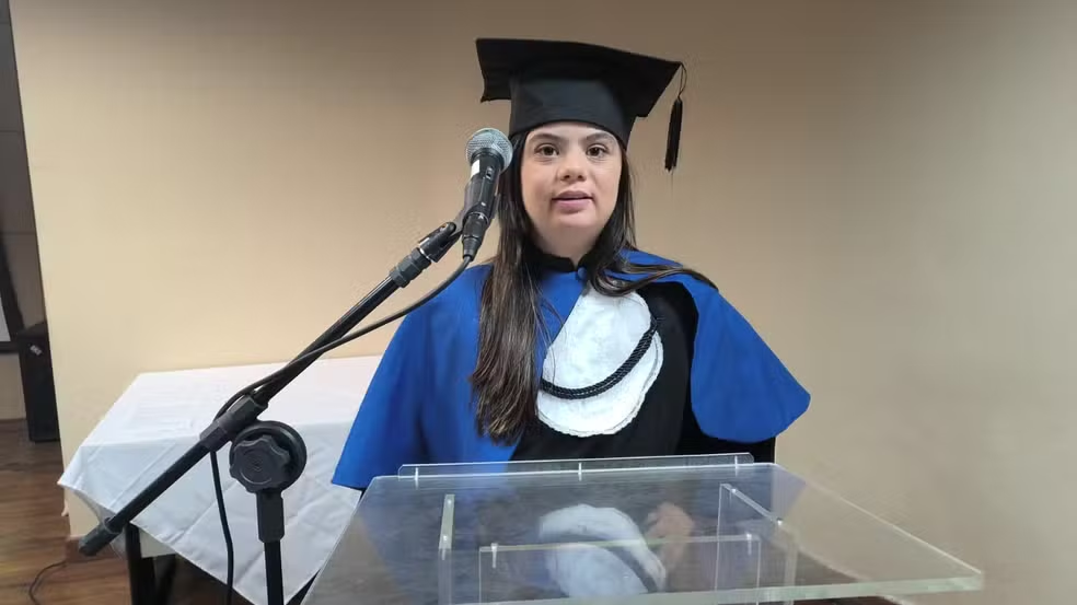 Primeira estudante com síndrome de Down se forma no ensino superior pela rede pública