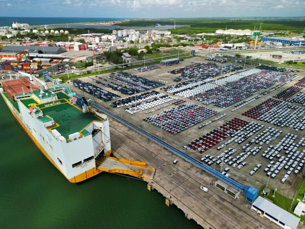 Suape realiza exportação de 3.568 veículos da Stellantis em 48 horas