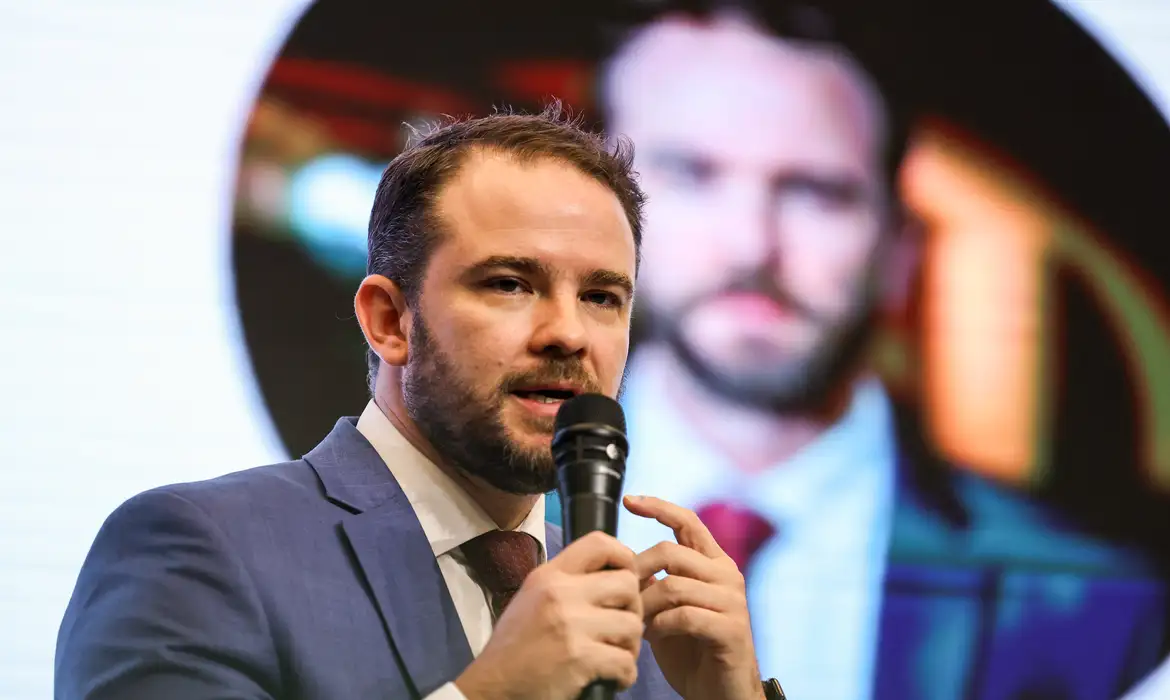 Durigan assume a Fazenda e propõe soluções alternativas para a crise do diesel