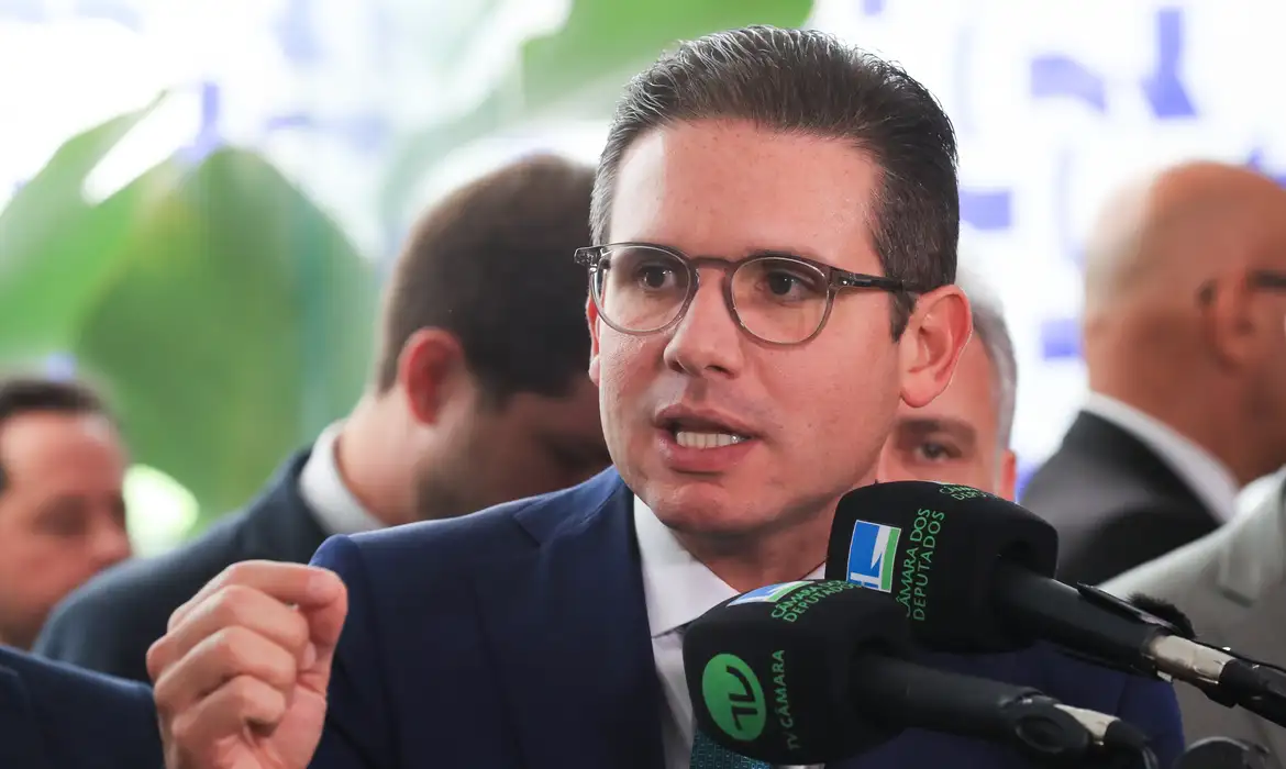 CCJ da Câmara deve finalizar análise da escala 6×1 até abril, com votação prevista para maio, afirma Hugo Motta