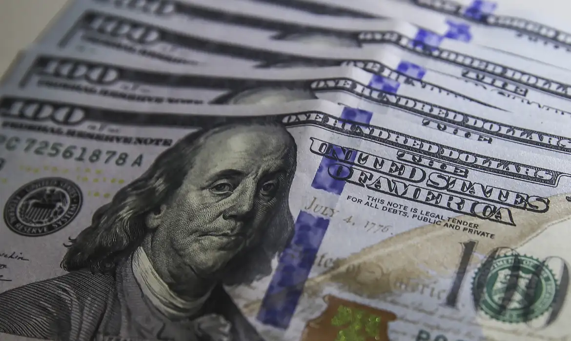 Dólar recua para R$ 5,22 enquanto Ibovespa se valoriza com redução das tensões internacionais