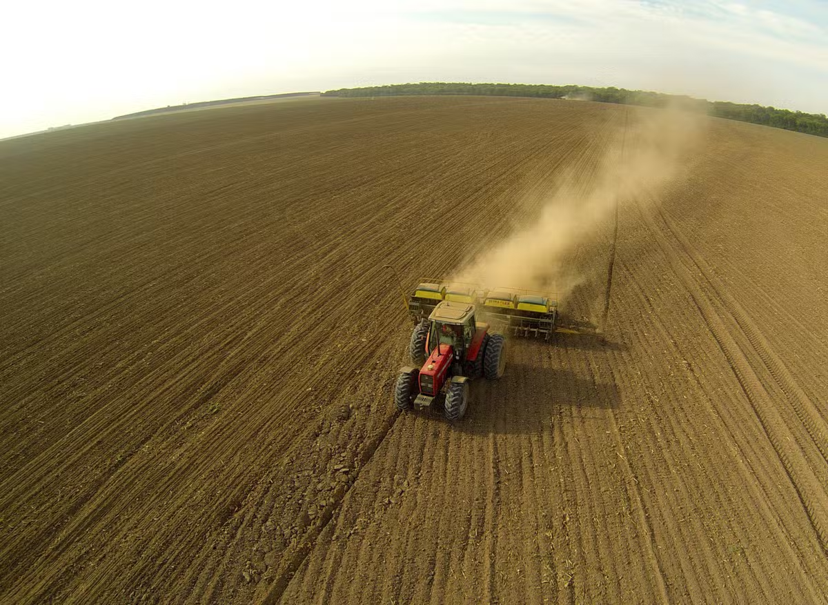 Aumento no custo de fertilizantes devido ao conflito no Oriente Médio afeta o agronegócio brasileiro