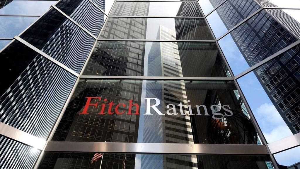 Fitch alerta para aumento do risco de crédito nos EUA devido a conflitos geopolíticos e instabilidades no setor de tecnologia