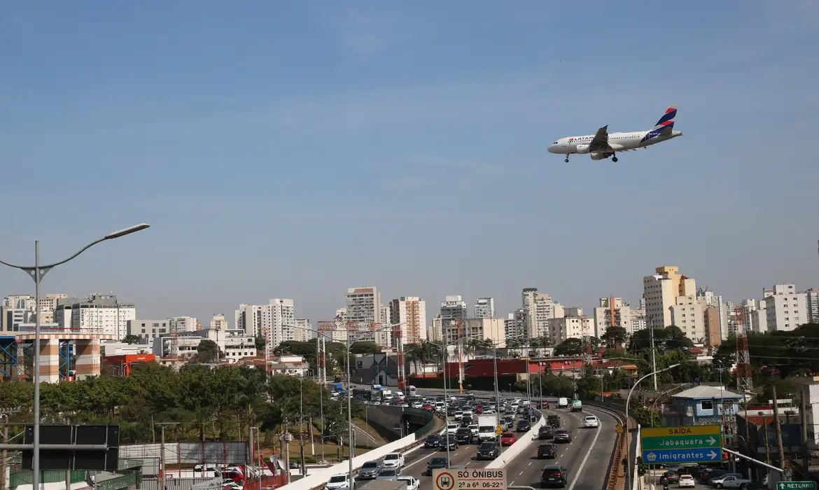 Linha de crédito para companhias aéreas busca estabilizar tarifas de passagens temporariamente
