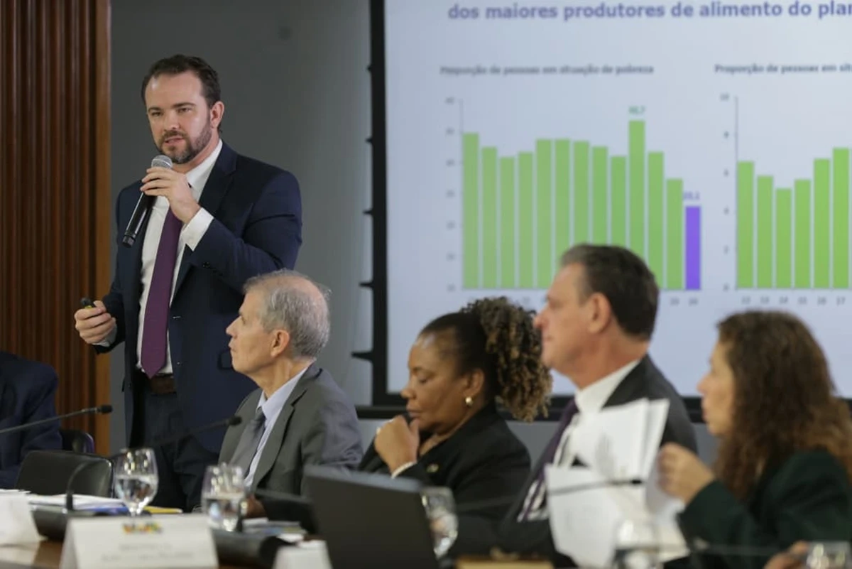 Ministro da Fazenda revela que governo considera eliminar a declaração do Imposto de Renda