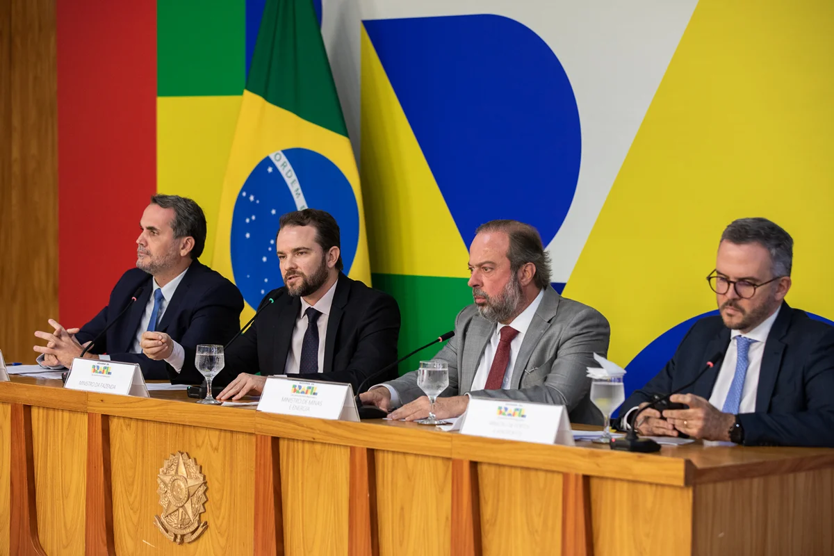 Governo anuncia pacote com subsídios e medidas contra abusos nos preços dos combustíveis