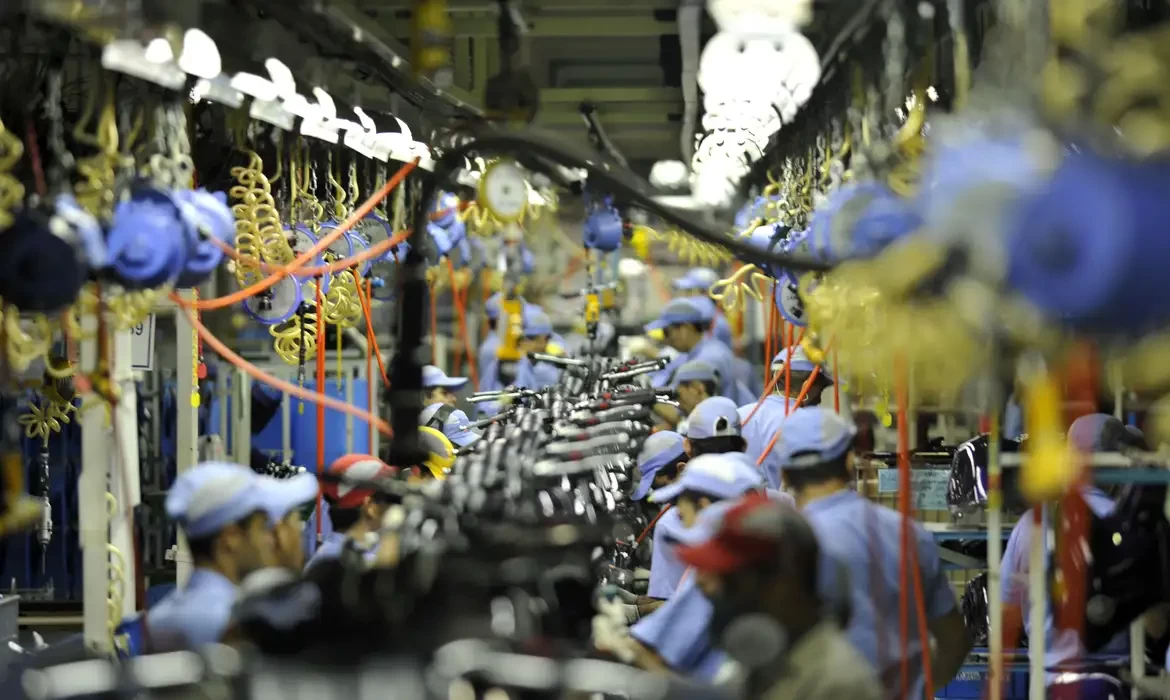 O Brasil discute menos horas. O mercado discute outro modelo de produtividade.