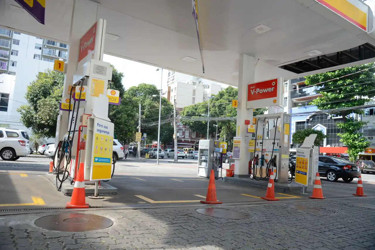 Petróleo mais caro pressiona inflação no Brasil — e o Nordeste pode sentir os efeitos com mais intensidade