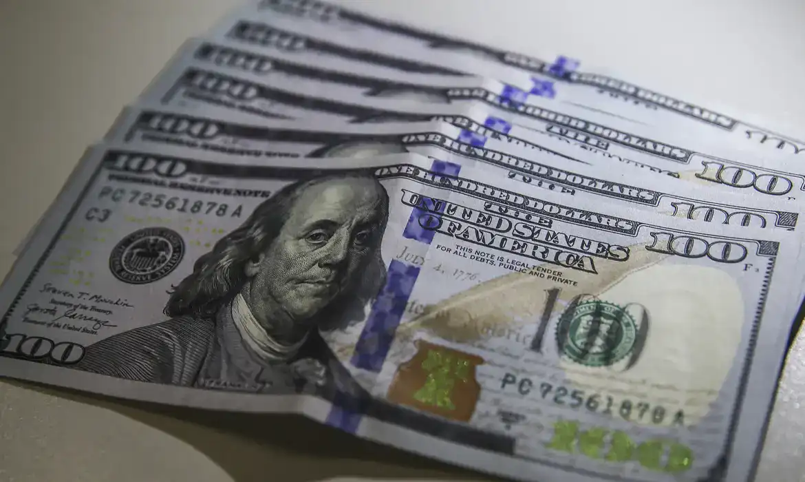 Dólar atinge menor cotação em mais de dois anos e real se destaca como a moeda mais valorizada do mundo