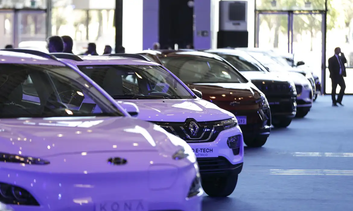 Modelos elétricos se destacam no varejo e Brasil entra no Top 10 pela primeira vez